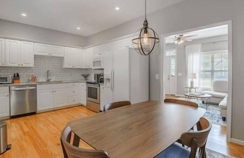 Earlewood House | Close to Downtown & USC, King, 3 TVs, Pets