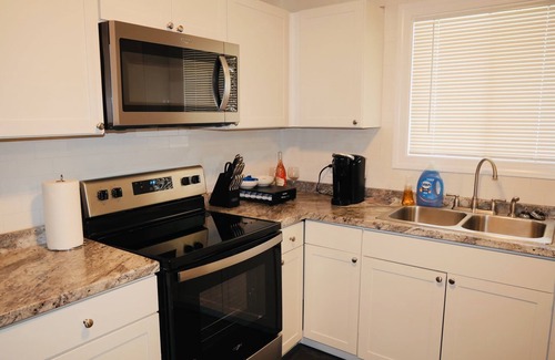 Country Club Estates House | Close to shopping center minutes away from downtown Brunswick as well as beaches