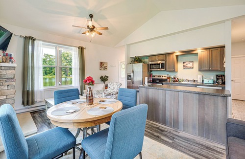 Brodheadsville Cottage | Close to Slopes: Lakeside Cottage in Pocono Mtns