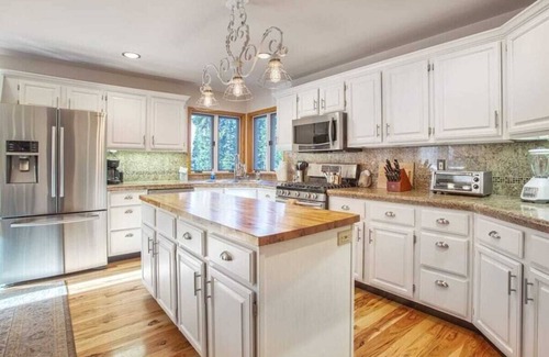 Warrior's Mark West House | Close to town, 4 bd, Pet Friendly, Hot Tub