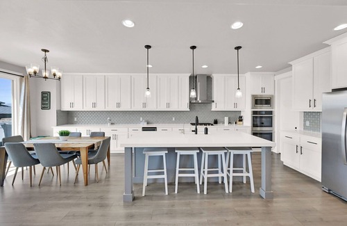 Vineyard House | Close to UVU, BYU, Sundance, Utah Lake. Jacuzzi, Karaoke, Game room ~Sleeps 16!~