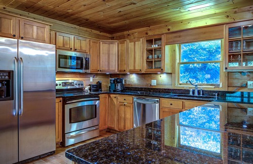 Blowing Rock House | Closest cabin to Tweetsie. BEST Blowing Rock Location! Hot tub & game room