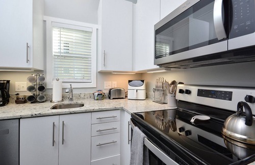 Elon House | Closest VRBO to Campus, Walk to Everything, Bright 2 bd bELONg Home