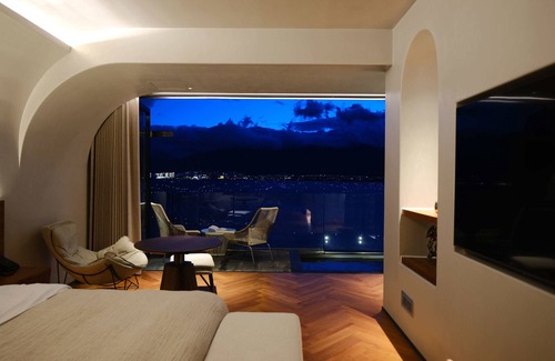 Dali Hotel | Clouds on the Horizon