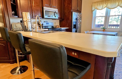 Bloomington Condo | Clownfish Condo: Walk to IU+Downtown & Pickle-ball + Ping-pong