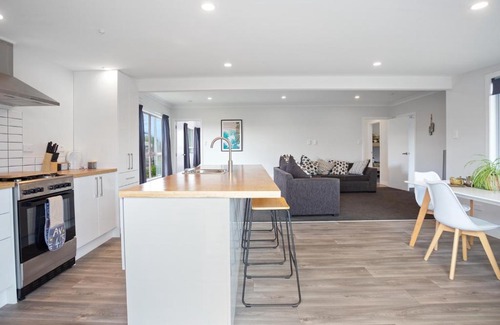 Athenree House | Coastal Breeze - Waihi Holiday Home