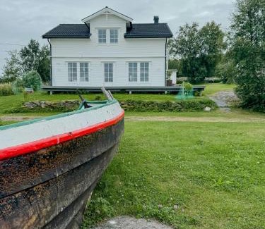 Dyroy Municipality House | Coastal Cabin In Kastneshamn