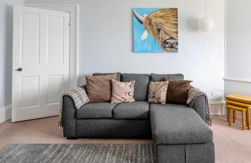 Kilchattan Bay Apartment | Coastal Charm