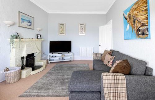 Kilchattan Bay Apartment | Coastal Charm