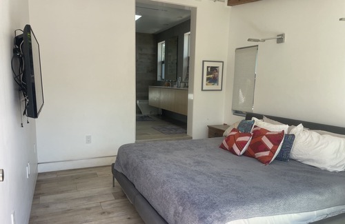 Mar Vista House | Coastal Living in Modern 3Bdrm Home Mar Vista / Santa Monica- 5 min to beach