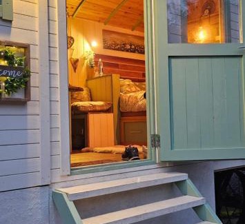 Northampton House | Cobblers Cabin Pet Friendly Cabin
