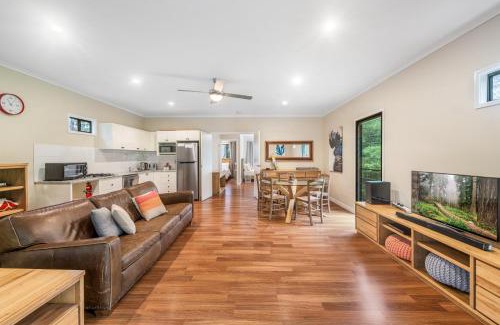 North Maleny House | Cockatoo Hideaway- Cabin