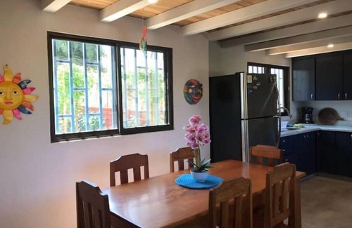 Junquillal House | Coco Loco Azul ❤️🌴🐬🐠Pool, Bikes 6 min walk to beach