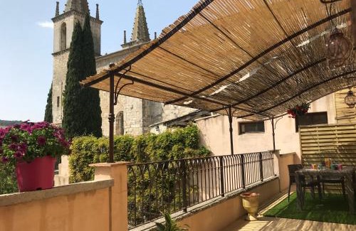 Goudargues Apartment | COEUR de GOUDARGUES! 3 ch, 3 SDB, Extérieur, CLIM