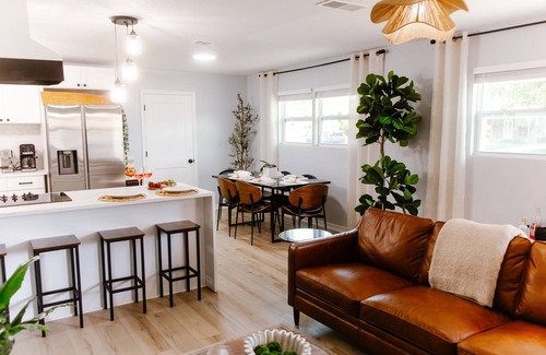 Sandalwood House | Coffee House 4bd fully remodeled Espresso machine 15 minutes drive to everything