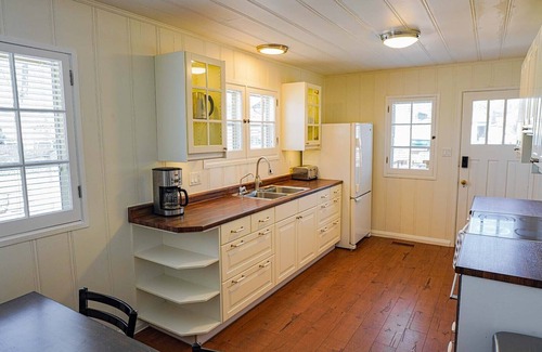 Grand Bend Cottage | Colonial Hotel & Suites - Bellevue Lodge