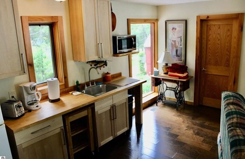 Lake Ann Cottage | Colorful, Cozy Cottage on Pearl Lake
