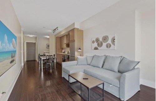 Toronto Entertainment District Apartment | Comfort 300 Front Suites near Rogers Centre & Free Parking