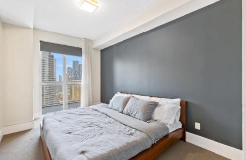 Toronto Entertainment District Apartment | Comfort 300 Front Suites near Rogers Centre & Free Parking