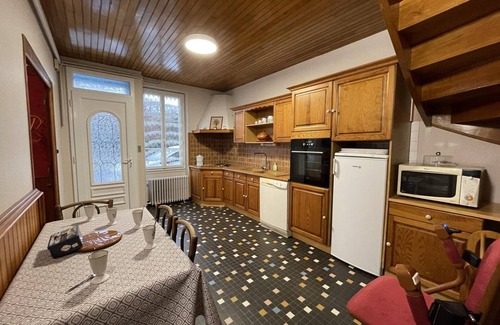 Ferrieres-sur-Sichon Cottage | Comfort and Charm in Ferrières: 5-bedroom Cottage, Terrace, Pets Welcome