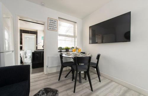 Bensham Manor House | Comfort Meets Style, 4-Bedroom Home with All Essentials, Croydon, Sleeps 8! Contractor Friendly!