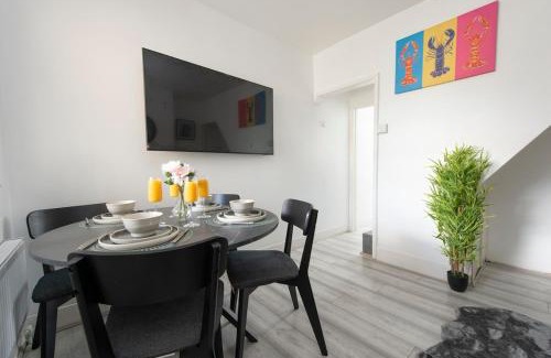 Bensham Manor House | Comfort Meets Style, 4-Bedroom Home with All Essentials, Croydon, Sleeps 8! Contractor Friendly!