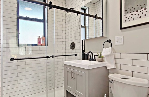 East Albany Park Apartment | Comfortable 2-Bedroom Chicago Apartment