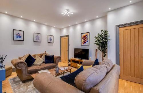 Meltham House | Comfortable 3-Bed Country Escape, Family & Pets , Sleeps 5