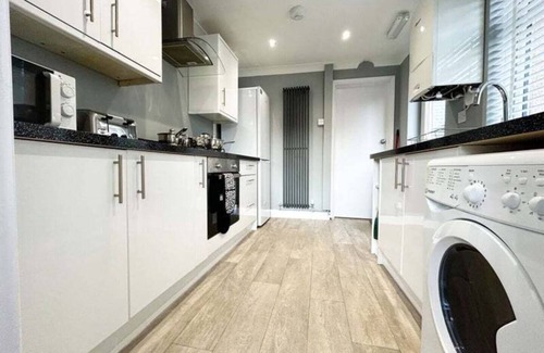 Grimsby House | Comfortable 4-bedroom serviced accommodation in Grimsby with private garden and on-street parking