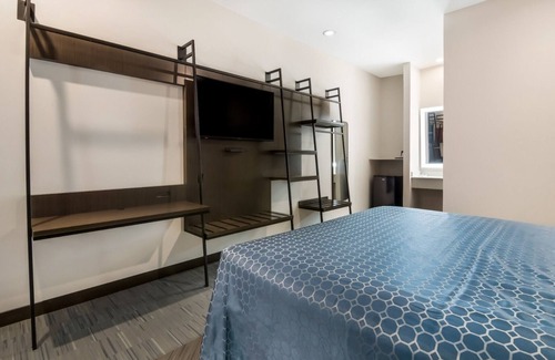 South Arlington Hotel | Comfortable and Affordable Stay 13 Miles From AT&T Stadium, Prime Location