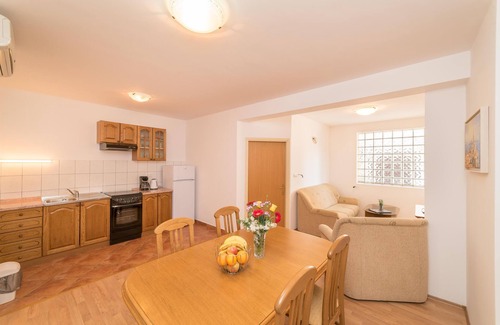 Banjol Apartment | Comfortable apartment with 2 bedrooms, air conditioning, near to the sea