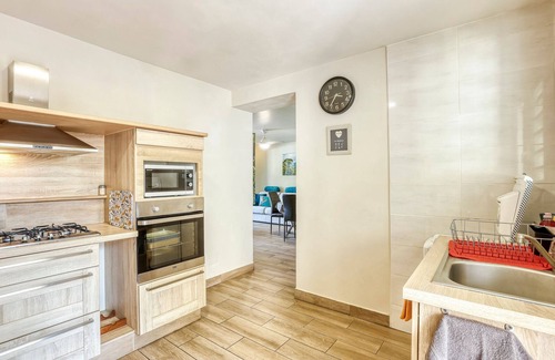 La Possession House | Comfortable apartment with terrace and direct pool access