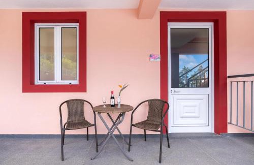 Campanario Apartment | Comfortable apartment with shared pool in Prazeres, 150 m²