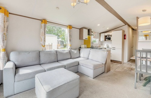 Ryther House | Comfortable caravan with one double with en suite with toilet, and one twin.