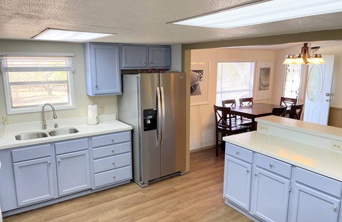 New Braunfels House | Comfortable Family Gathering 4B2B with Hot Tub RV LOT