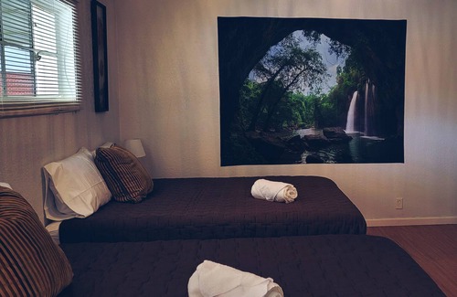Davis House | Comfortable, modern room with 2 Queen Beds