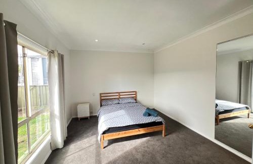 Seven Hills House | Comfortable Queen Room next to Shopping Centre and Station - SH3