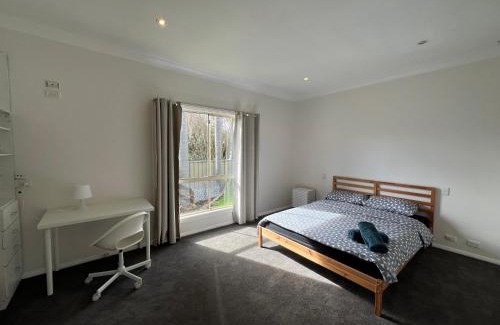 Seven Hills House | Comfortable Queen Room next to Shopping Centre and Station - SH3