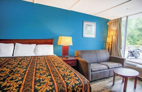 Kernersville Hotel | Comfortable Stay with Cozy King Bed + Easy Access to Local Attractions