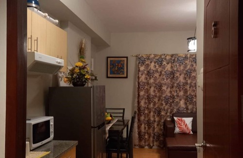 Lahug Condo | Comfy Apartment w/AC+Gym+Balcony+ Pool+Fast Wifi