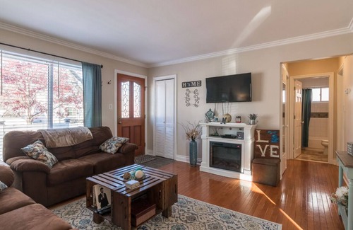 Ferndale House | Comfy, Country Chic Oasis with Backyard Fire Pit