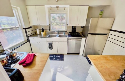 Westwood Apartment | Comfy Cozy Safe 2nd Floor Aptmnt 13 Min to UC Med