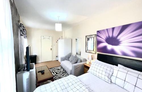 Thamesfield House | Comfy Double bedroom with a Private Toilet