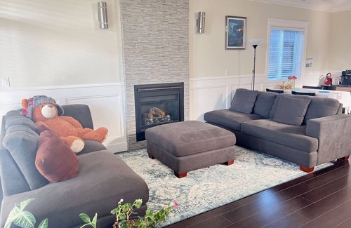 Burnaby House | Comfy Private Room & Ensuite Bath Near Skytrain/Metrotown, Not a whole house