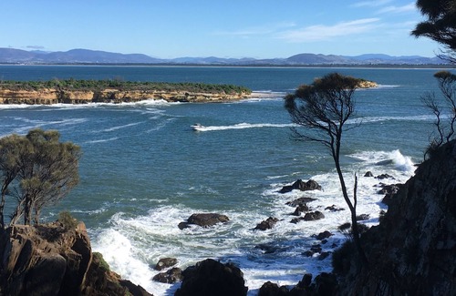Dodges Ferry Apartment | Comfy & roomy 2 Bed Room unit 2 @ beachside Dodges. Just 30 min from Hobart
