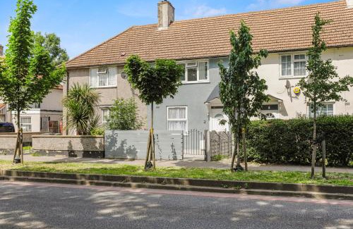 White Hart Lane House | Comfy Stylish Home with Hot Tub near Tottenham Hotspurs Stadium