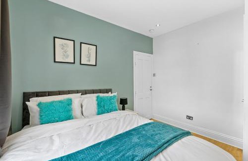 White Hart Lane House | Comfy Stylish Home with Hot Tub near Tottenham Hotspurs Stadium
