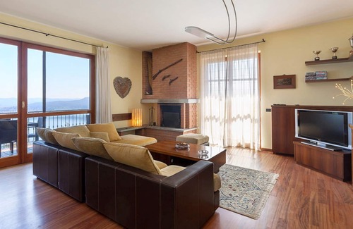 Nebbiuno Villa | Comfy villa with private pool and views over the lake! - Villa Isabella