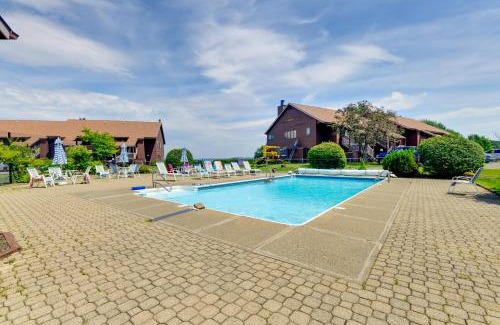 Newport Center Apartment | Community Boat Dock Lake Memphremagog Condo!