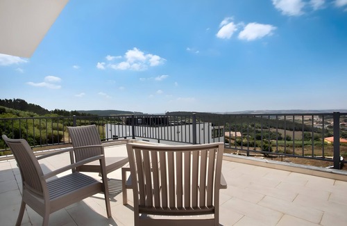 Lourinha Villa | Complete Villa 'Breeze Retreat' with Mountain View, Shared Pool and Wi-Fi Access